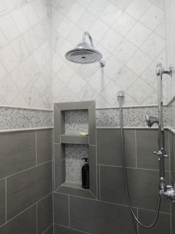 Foto på ett stort lantligt en-suite badrum, med skåp i shakerstil, vita skåp, en toalettstol med hel cisternkåpa, gröna väggar, klinkergolv i keramik, ett undermonterad handfat, marmorbänkskiva och en öppen dusch