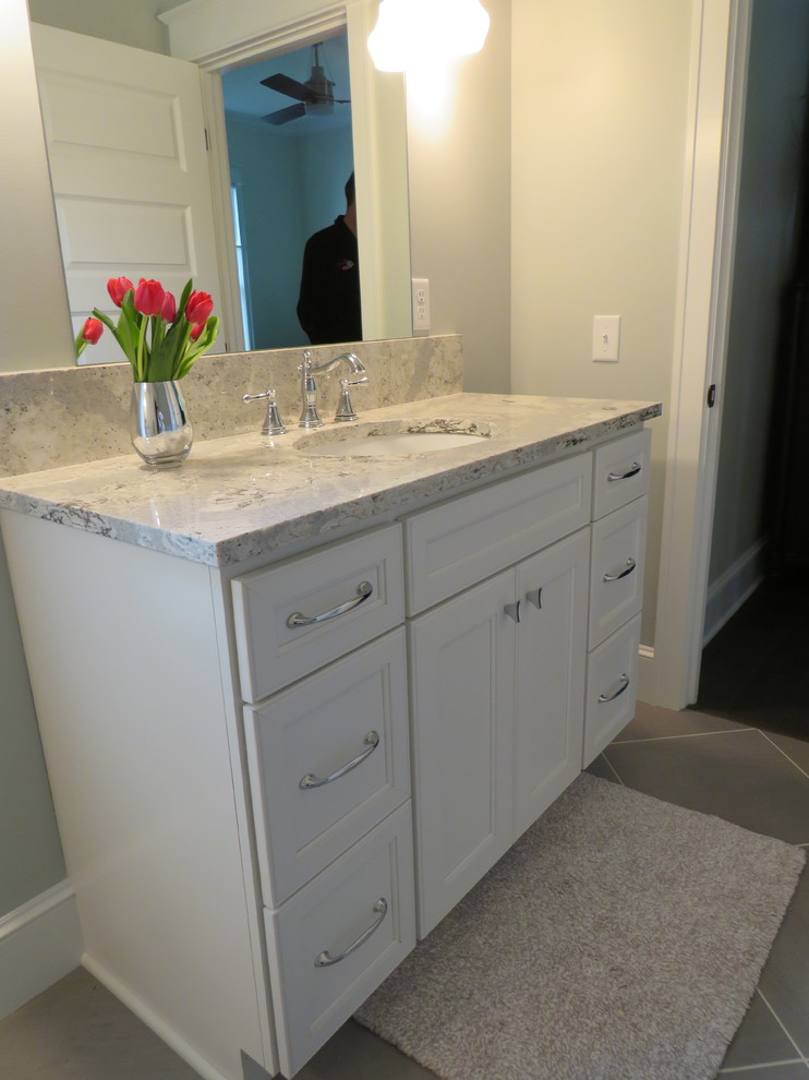 Exempel på ett stort lantligt en-suite badrum, med skåp i shakerstil, vita skåp, ett fristående badkar, en toalettstol med hel cisternkåpa, gröna väggar, klinkergolv i keramik, ett undermonterad handfat och marmorbänkskiva