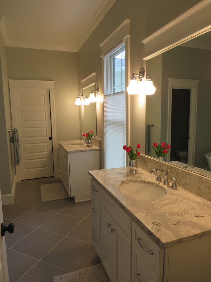 Exempel på ett stort lantligt en-suite badrum, med vita skåp, ett fristående badkar, en toalettstol med hel cisternkåpa, gröna väggar, klinkergolv i keramik, ett undermonterad handfat, marmorbänkskiva och skåp i shakerstil