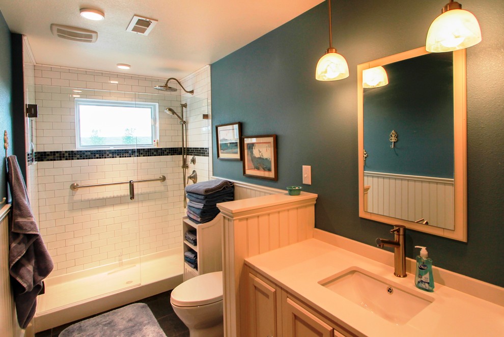 Idee per una stanza da bagno country con piastrelle blu, piastrelle in ceramica, pareti blu e pavimento in gres porcellanato