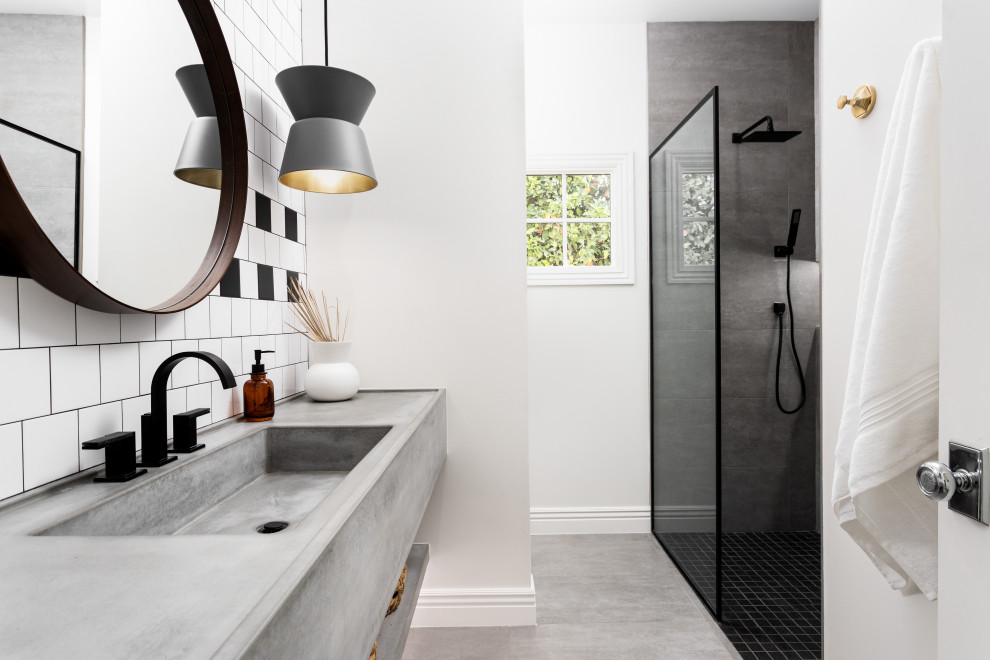 Idée de décoration pour une salle de bain nordique avec des portes de placard grises, un carrelage noir et blanc, un lavabo intégré, un plan de toilette en béton, un plan de toilette gris, meuble simple vasque et meuble-lavabo suspendu.