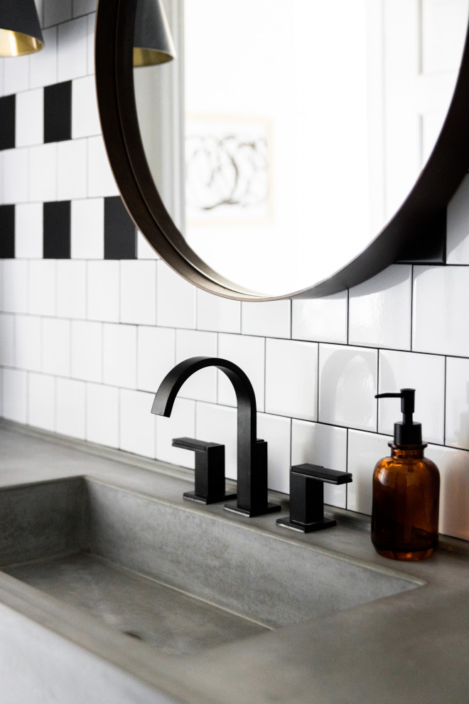 Diseño de cuarto de baño único y flotante nórdico con puertas de armario grises, baldosas y/o azulejos blancas y negros, lavabo integrado, encimera de cemento y encimeras grises