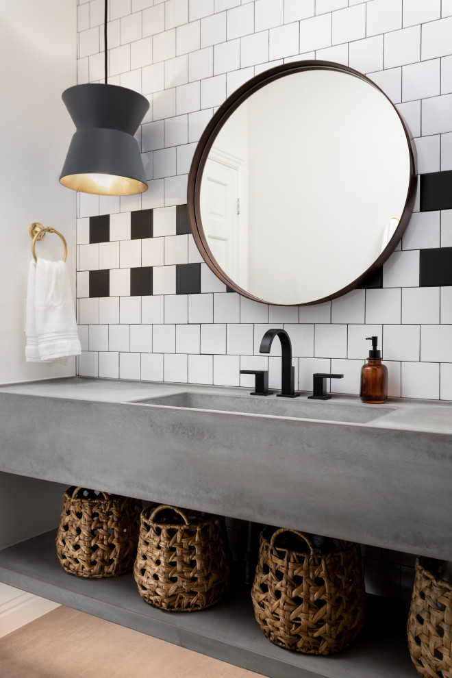 Imagen de cuarto de baño único y flotante escandinavo con puertas de armario grises, baldosas y/o azulejos blancas y negros, lavabo integrado, encimera de cemento y encimeras grises