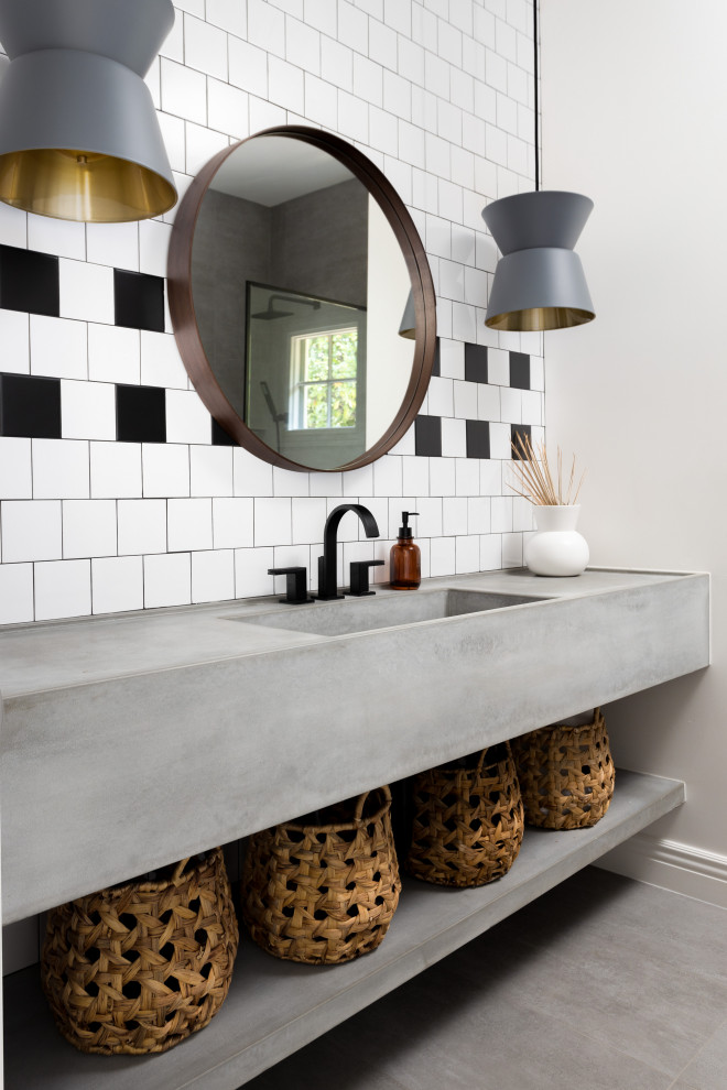 Cette photo montre une salle de bain scandinave avec des portes de placard grises, un carrelage noir et blanc, un lavabo intégré, un plan de toilette en béton, un plan de toilette gris, meuble simple vasque et meuble-lavabo suspendu.