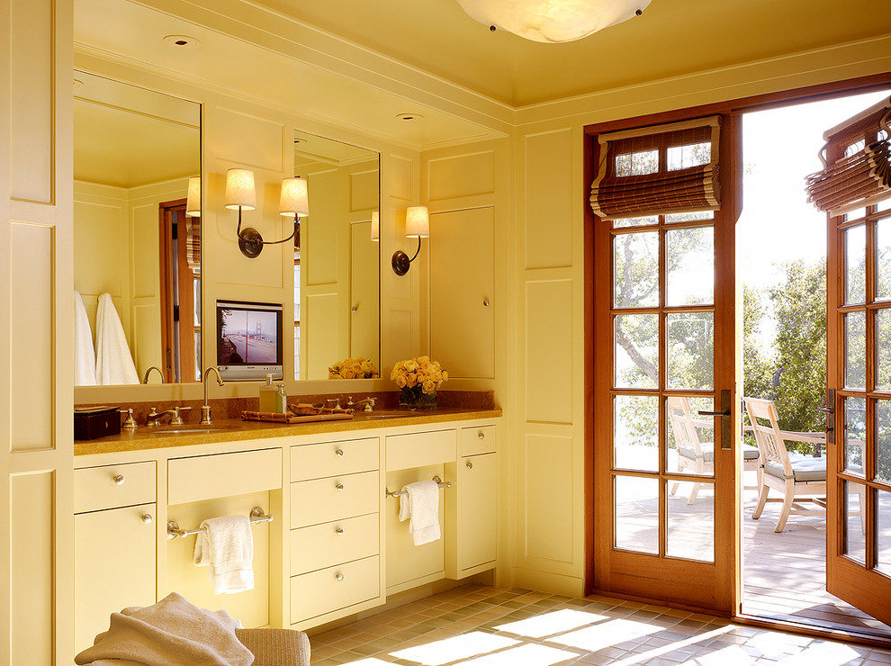 Источник вдохновения для домашнего уюта: ванная комната в классическом стиле с врезной раковиной, плоскими фасадами и белыми фасадами