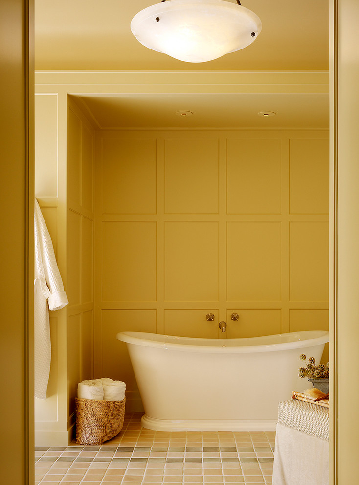 サンフランシスコにあるトラディショナルスタイルのおしゃれな浴室 (置き型浴槽) の写真