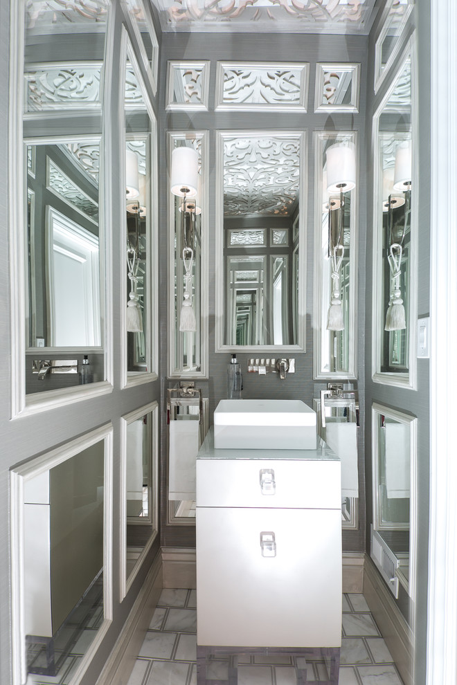Источник вдохновения для домашнего уюта: маленькая ванная комната в стиле неоклассика (современная классика) с плоскими фасадами, белыми фасадами, зеркальной плиткой, серыми стенами, мраморным полом, душевой кабиной, настольной раковиной, стеклянной столешницей и серым полом для на участке и в саду