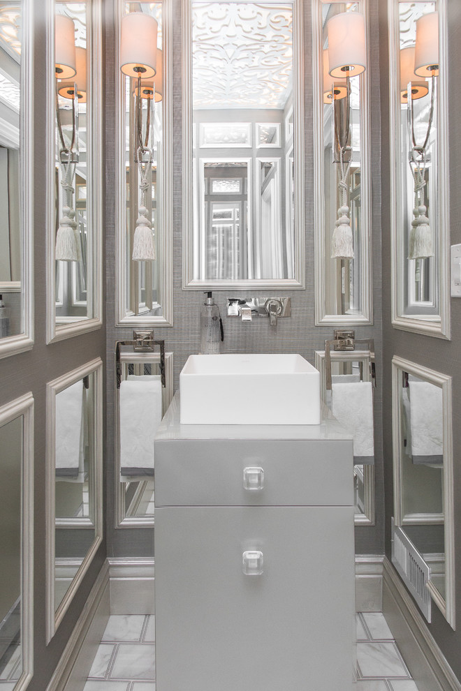 Immagine di una piccola stanza da bagno con doccia tradizionale con ante lisce, ante bianche, piastrelle a specchio, pareti grigie, pavimento in marmo, lavabo a bacinella, top in vetro e pavimento grigio