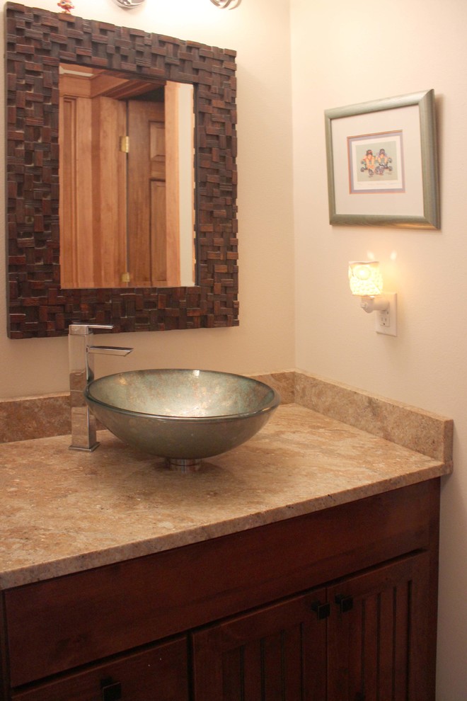 Aménagement d'une salle de bain montagne en bois brun de taille moyenne pour enfant avec un mur blanc et un plan de toilette en granite.