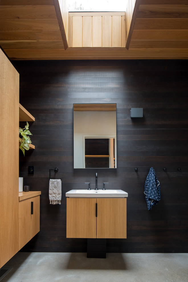 Modernes Badezimmer mit flächenbündigen Schrankfronten, hellen Holzschränken, Betonboden, grauem Boden und brauner Wandfarbe in Minneapolis