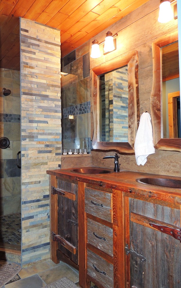 Inspiration för ett mellanstort rustikt en-suite badrum, med stenkakel, blå väggar och skiffergolv