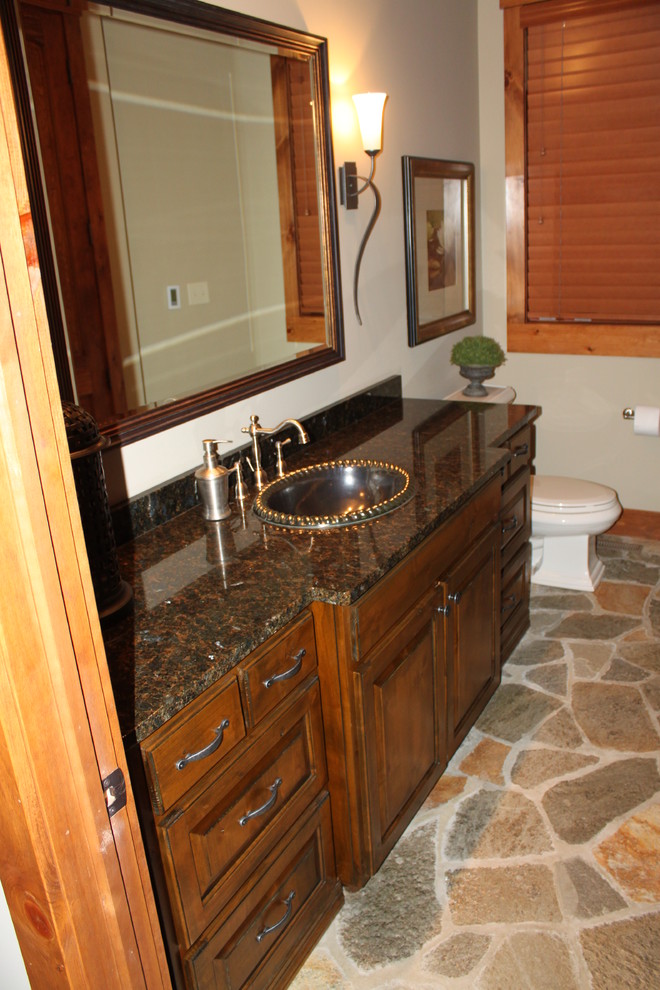 Idee per una grande stanza da bagno padronale rustica con ante con bugna sagomata, ante in legno bruno, pareti bianche, lavabo da incasso e top in granito