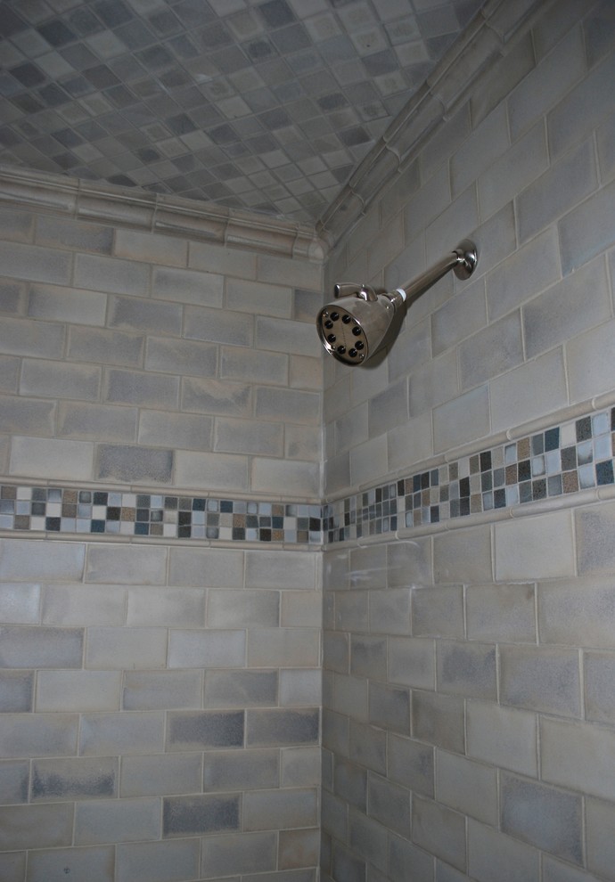 Klassisk inredning av ett stort grå grått badrum, med keramikplattor och dusch med gångjärnsdörr