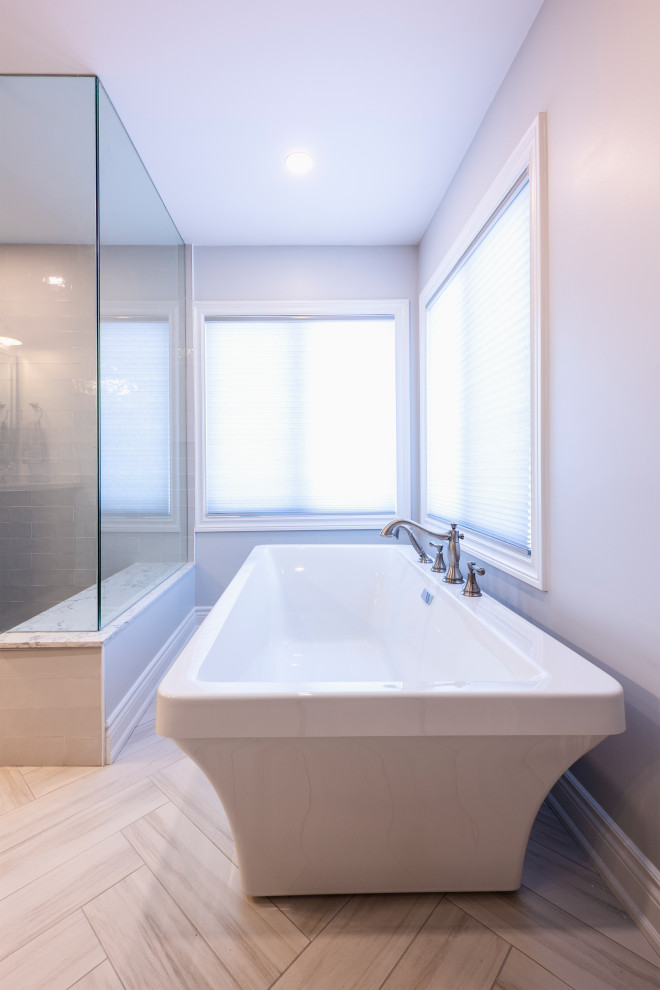 Источник вдохновения для домашнего уюта: главная ванная комната среднего размера в стиле кантри с фасадами в стиле шейкер, синими фасадами, отдельно стоящей ванной, угловым душем, унитазом-моноблоком, белой плиткой, керамической плиткой, серыми стенами, полом из цементной плитки, врезной раковиной, столешницей из кварцита, серым полом, душем с распашными дверями и серой столешницей