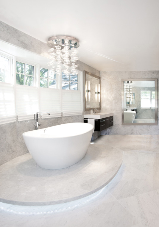 Стильный дизайн: огромная главная ванная комната в современном стиле с плиткой из листового камня, мраморным полом, плоскими фасадами, черными фасадами, отдельно стоящей ванной, душем в нише, серыми стенами, врезной раковиной и столешницей из искусственного камня - последний тренд