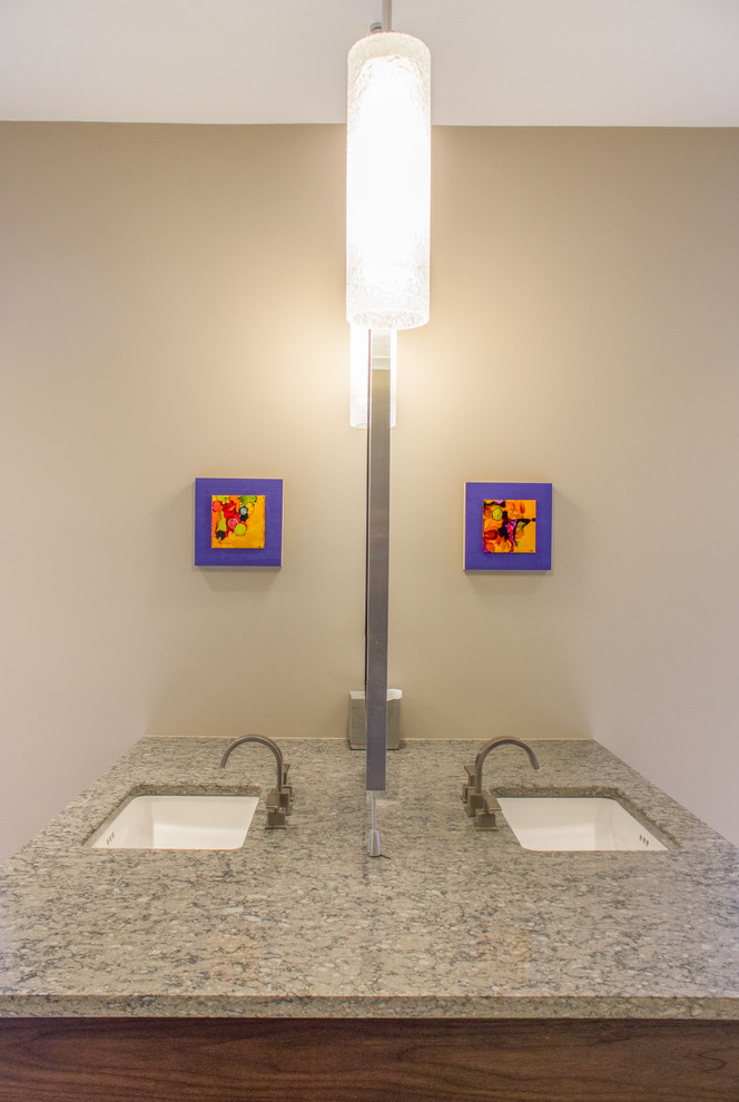 Cette photo montre une salle de bain principale tendance en bois foncé de taille moyenne avec un mur beige, un lavabo encastré, un plan de toilette en granite, un plan de toilette gris, meuble double vasque et meuble-lavabo encastré.