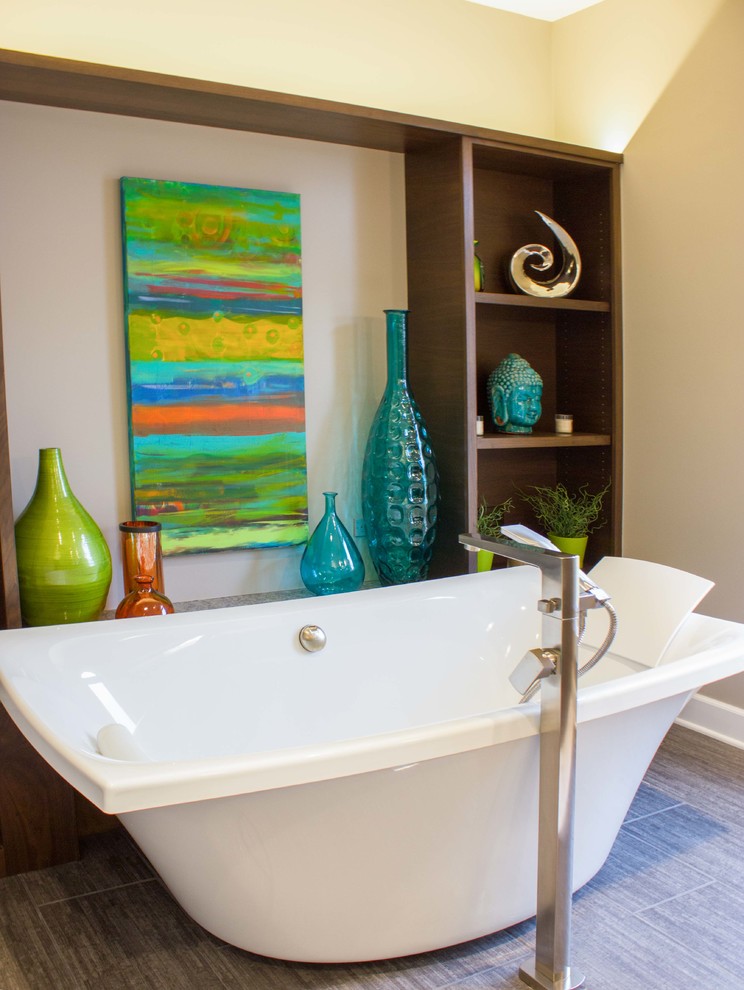 Foto di una stanza da bagno padronale contemporanea con vasca freestanding, pareti beige, pavimento in gres porcellanato e pavimento marrone