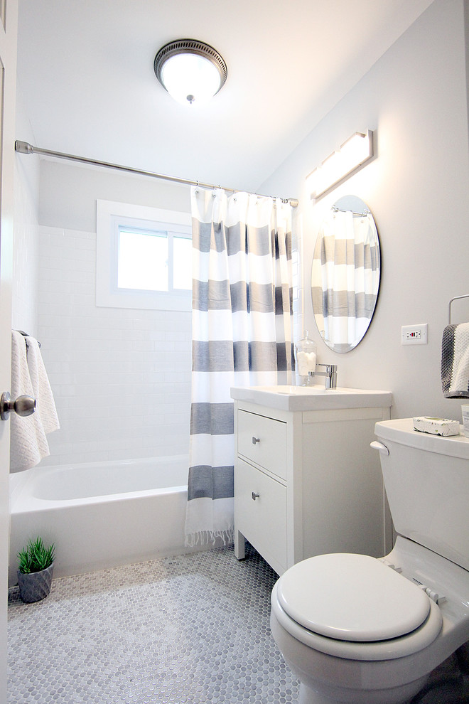 Kleines Modernes Badezimmer mit flächenbündigen Schrankfronten, weißer Wandfarbe und Mosaik-Bodenfliesen in Chicago