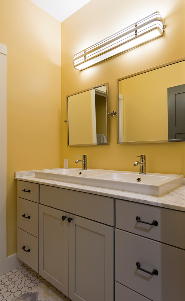 Ispirazione per una stanza da bagno per bambini minimal di medie dimensioni con lavabo a bacinella, ante in stile shaker, ante grigie, top in marmo, pareti gialle e pavimento con piastrelle a mosaico