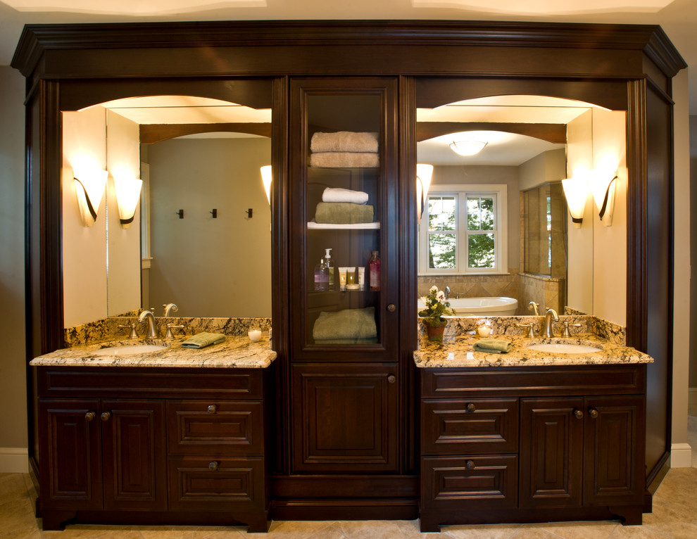 Inspiration för mellanstora klassiska en-suite badrum, med ett undermonterad handfat, luckor med upphöjd panel, skåp i mörkt trä och granitbänkskiva
