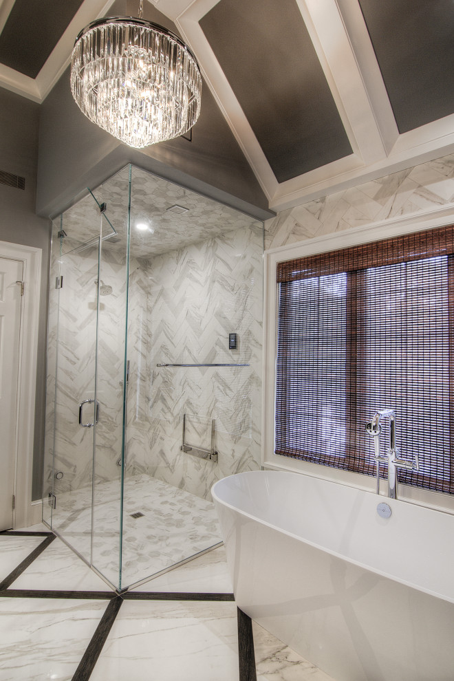 Пример оригинального дизайна: большая главная ванная комната в стиле модернизм с фасадами с утопленной филенкой, коричневыми фасадами, отдельно стоящей ванной, душем без бортиков, унитазом-моноблоком, разноцветной плиткой, керамогранитной плиткой, серыми стенами, полом из керамогранита, врезной раковиной, разноцветным полом, душем с распашными дверями, разноцветной столешницей, сиденьем для душа, тумбой под две раковины, встроенной тумбой, кессонным потолком, деревянными стенами и столешницей из кварцита