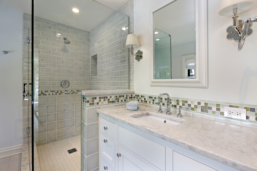 Идея дизайна: ванная комната в классическом стиле с угловым душем, серой плиткой, серыми стенами, врезной раковиной и душем с распашными дверями