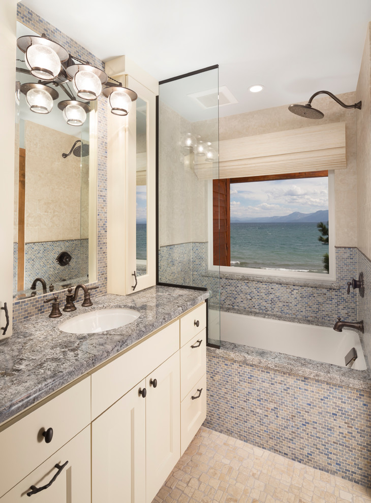 Idéer för stora rustika blått badrum med dusch, med luckor med infälld panel, vita skåp, ett badkar i en alkov, en dusch/badkar-kombination, beige kakel, blå kakel, grå kakel, mosaik, beige väggar, travertin golv, ett undermonterad handfat och granitbänkskiva