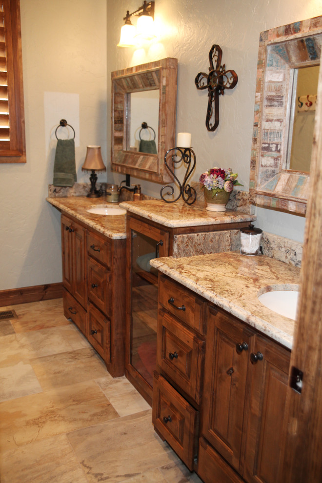 Exempel på ett stort rustikt en-suite badrum, med luckor med upphöjd panel, skåp i mellenmörkt trä, beige kakel, beige väggar, travertin golv, ett undermonterad handfat och granitbänkskiva