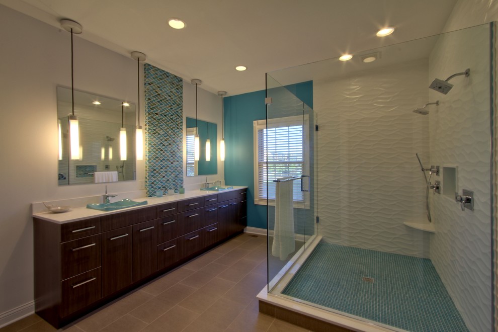 Пример оригинального дизайна: большая главная ванная комната в стиле неоклассика (современная классика) с плоскими фасадами, темными деревянными фасадами, угловым душем, белой плиткой, керамической плиткой, синими стенами, полом из керамогранита, накладной раковиной, столешницей из искусственного кварца, коричневым полом и душем с распашными дверями