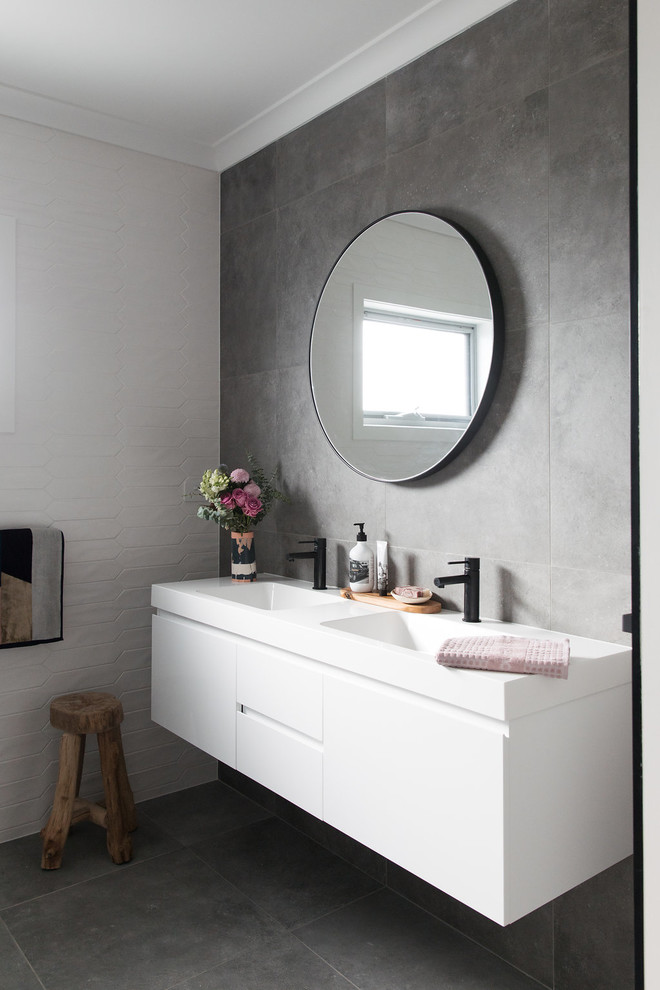 Inspiration för ett mellanstort funkis badrum med dusch, med vita skåp, ett platsbyggt badkar, en toalettstol med hel cisternkåpa, grå kakel, porslinskakel, grå väggar, klinkergolv i porslin, grått golv, släta luckor och ett integrerad handfat