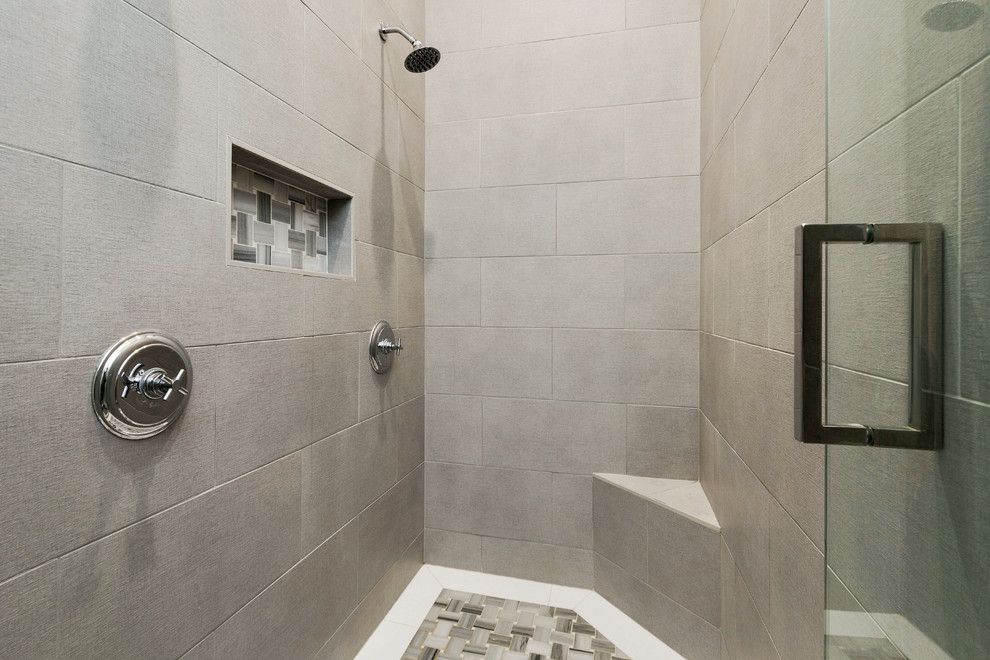 Пример оригинального дизайна: большая главная ванная комната в стиле неоклассика (современная классика) с открытым душем, серой плиткой, керамогранитной плиткой, врезной раковиной и душем с распашными дверями