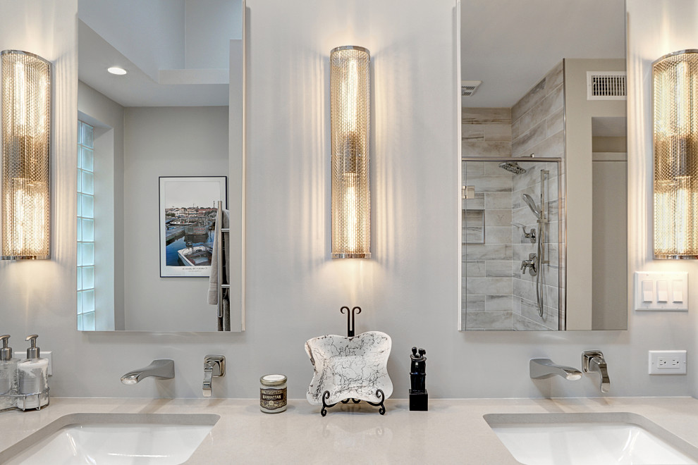 Modern inredning av ett mellanstort beige beige en-suite badrum, med en dubbeldusch, grå kakel, porslinskakel, grå väggar, klinkergolv i porslin, ett undermonterad handfat, bänkskiva i kvarts, grått golv och dusch med gångjärnsdörr