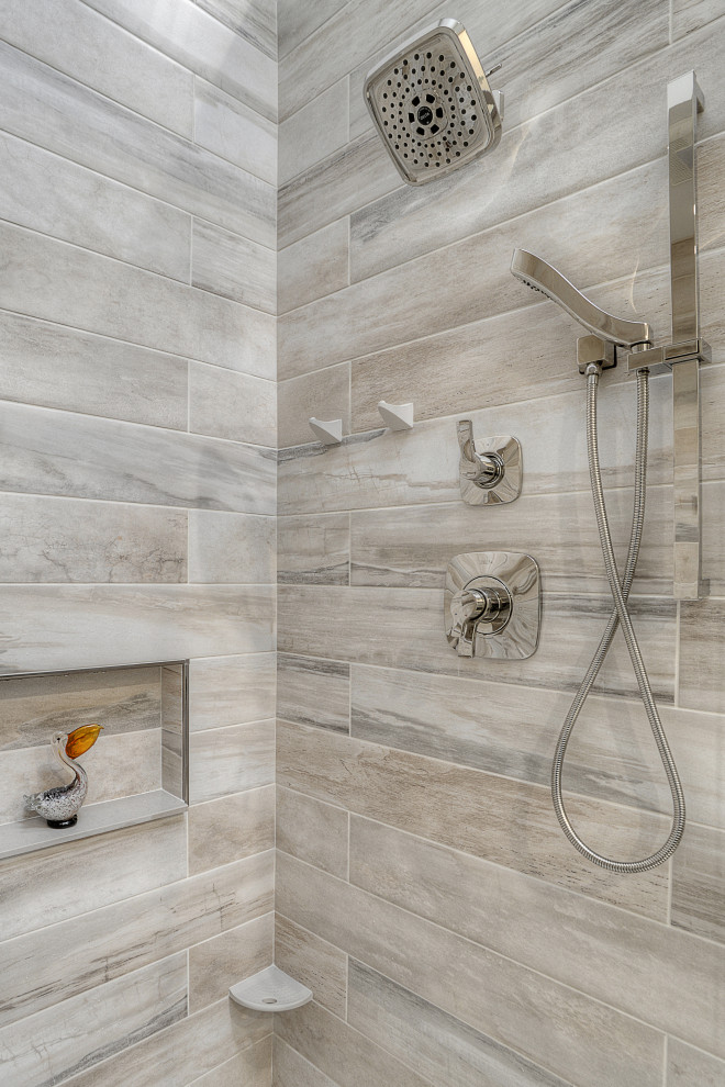 Exempel på ett mellanstort modernt beige beige en-suite badrum, med en dubbeldusch, grå kakel, porslinskakel, grå väggar, klinkergolv i porslin, ett undermonterad handfat, bänkskiva i kvarts, grått golv och dusch med gångjärnsdörr