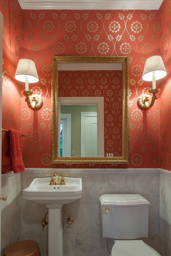 Inspiration för små klassiska badrum, med en toalettstol med separat cisternkåpa, röda väggar, marmorgolv och ett piedestal handfat