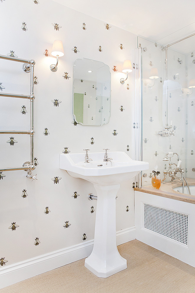Modelo de cuarto de baño clásico con paredes multicolor y lavabo con pedestal
