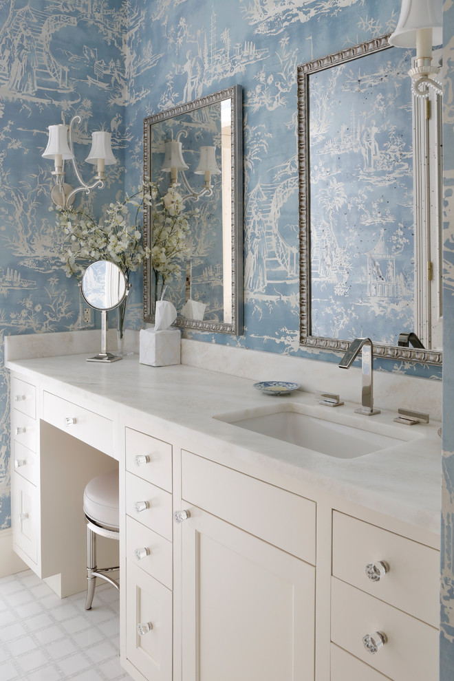 Bild på ett vintage badrum, med skåp i shakerstil, vita skåp, blå väggar, ett undermonterad handfat och vitt golv