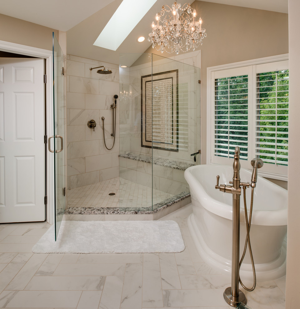 Klassisk inredning av ett stort grå grått en-suite badrum, med luckor med infälld panel, vita skåp, ett fristående badkar, en öppen dusch, vit kakel, porslinskakel, ett undermonterad handfat, granitbänkskiva och dusch med gångjärnsdörr