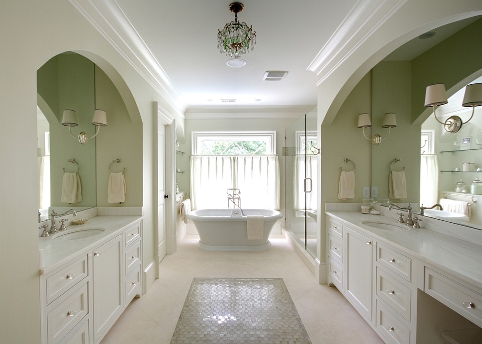 Идея дизайна: ванная комната в классическом стиле с фасадами с утопленной филенкой, белыми фасадами, отдельно стоящей ванной и бежевой плиткой