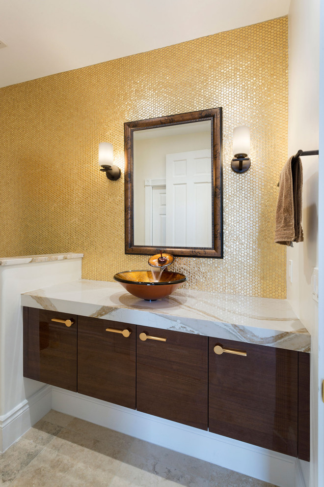 Идея дизайна: главная ванная комната среднего размера в современном стиле с плоскими фасадами, темными деревянными фасадами, унитазом-моноблоком, желтой плиткой, плиткой мозаикой, белыми стенами, полом из керамической плитки, настольной раковиной, мраморной столешницей, разноцветным полом и разноцветной столешницей