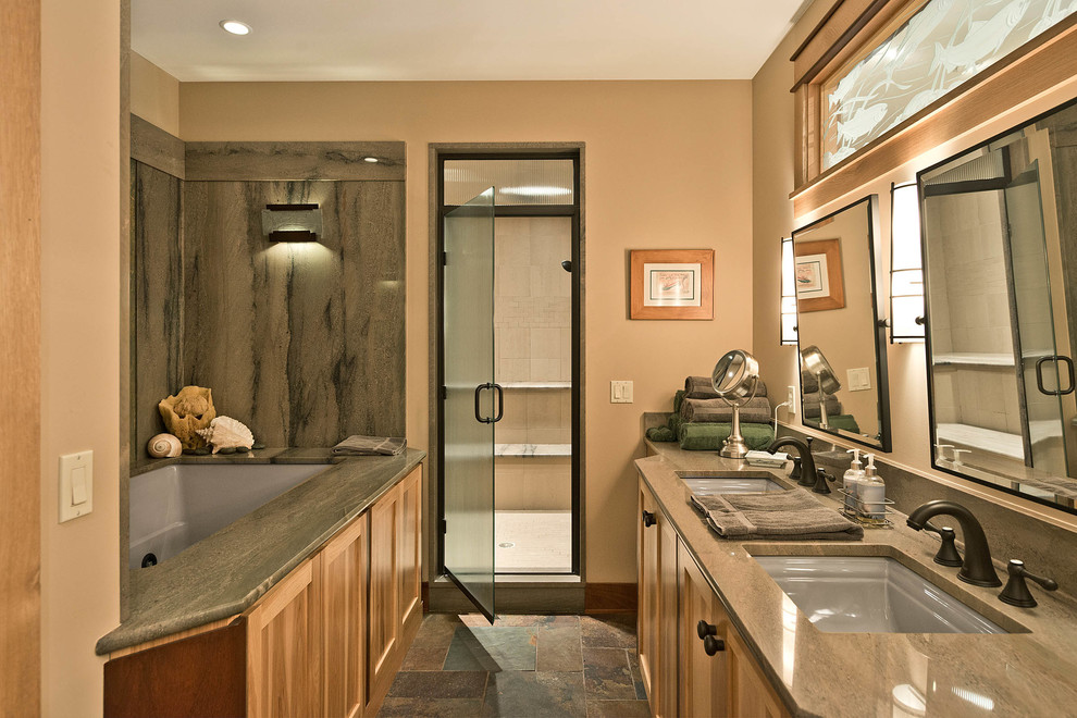 Immagine di una stanza da bagno padronale american style con lavabo sottopiano, ante in stile shaker, ante in legno scuro, vasca sottopiano e piastrelle multicolore