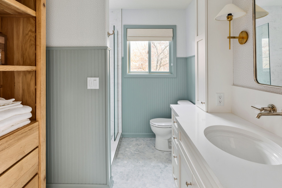 На фото: огромная главная ванная комната в современном стиле с белыми фасадами, синими стенами, полом из керамической плитки, врезной раковиной, столешницей из кварцита, белым полом и душем с распашными дверями