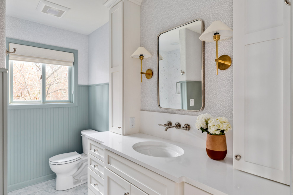 Immagine di un'ampia stanza da bagno padronale contemporanea con ante bianche, pareti blu, pavimento con piastrelle in ceramica, lavabo sottopiano, top in quarzite, pavimento bianco e porta doccia a battente