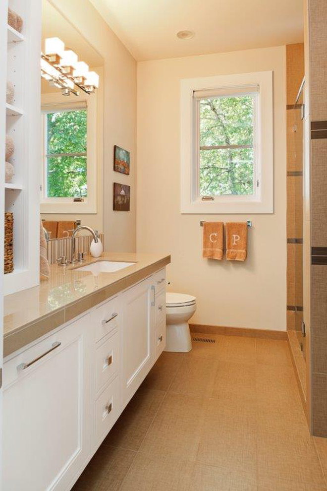 Modernes Badezimmer mit Unterbauwaschbecken, Schrankfronten mit vertiefter Füllung, weißen Schränken, gefliestem Waschtisch und Porzellanfliesen in Phoenix