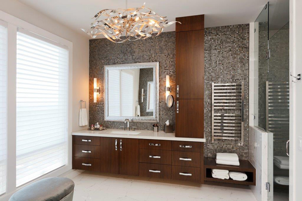 Идея дизайна: ванная комната в современном стиле с врезной раковиной, плоскими фасадами, темными деревянными фасадами, душем в нише и плиткой мозаикой