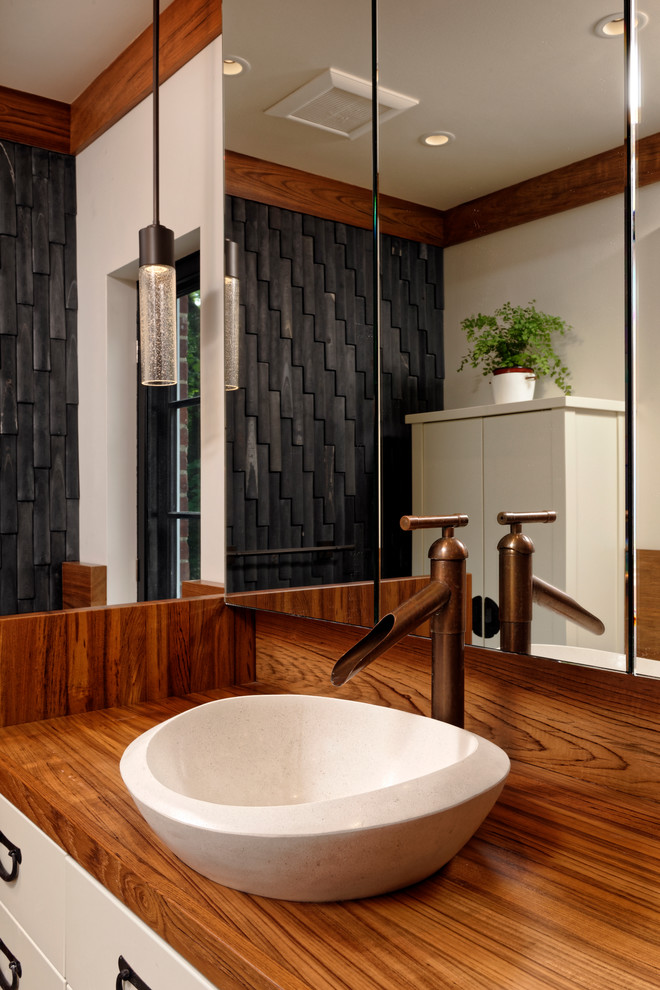 Aménagement d'une grande salle de bain principale asiatique avec un placard à porte plane, des portes de placard blanches, un bain japonais, une douche ouverte, des carreaux de porcelaine, un mur bleu, un sol en carrelage de porcelaine, une vasque et un plan de toilette en bois.