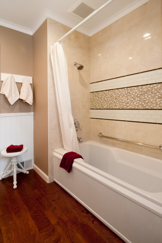 Cette image montre une douche en alcôve traditionnelle de taille moyenne avec un plan de toilette en quartz modifié, une baignoire en alcôve, un carrelage beige, mosaïque, un mur marron et un sol en bois brun.