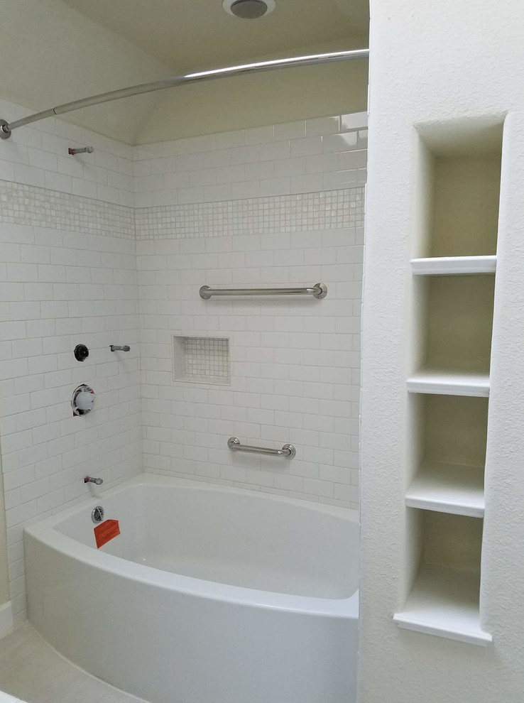 Стильный дизайн: ванная комната среднего размера в стиле модернизм с белыми фасадами, ванной в нише, раздельным унитазом, белой плиткой, плиткой кабанчик, бежевыми стенами, полом из керамогранита, накладной раковиной, столешницей из плитки, белым полом, шторкой для ванной и белой столешницей - последний тренд