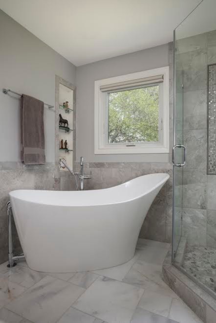 Réalisation d'une salle de bain principale tradition avec une baignoire indépendante, une douche d'angle, un carrelage beige, un carrelage marron, mosaïque, un mur gris et un sol en marbre.