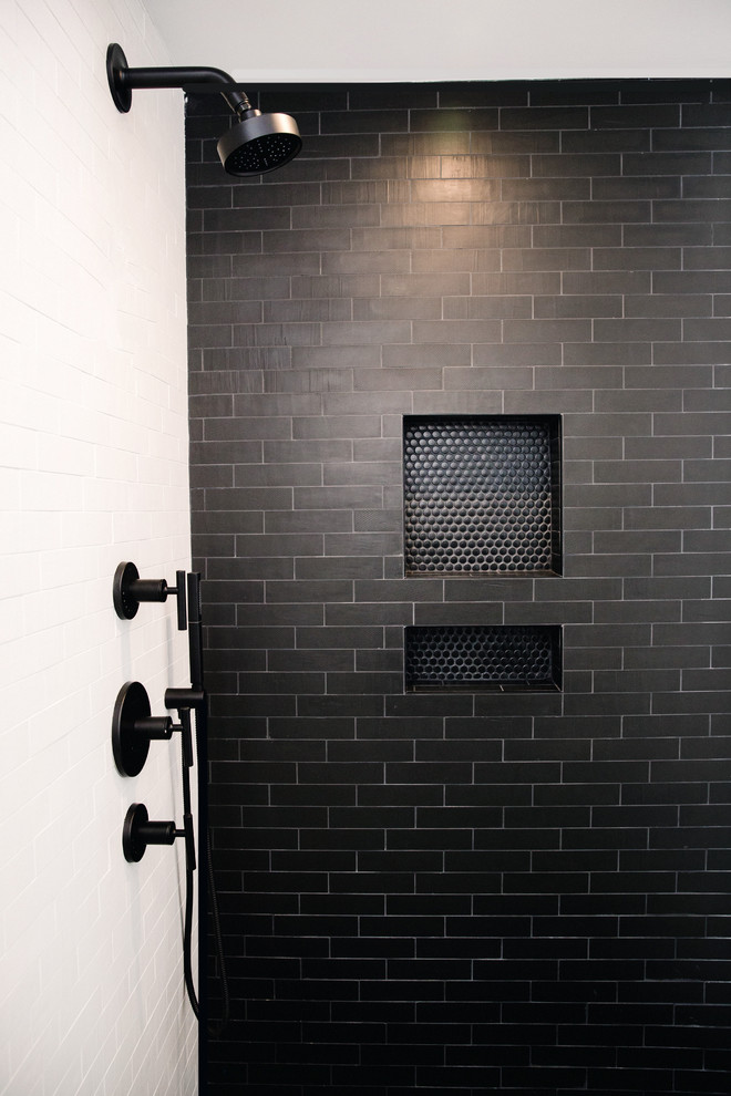 Источник вдохновения для домашнего уюта: ванная комната среднего размера в стиле неоклассика (современная классика) с фасадами в стиле шейкер, черными фасадами, душем в нише, черной плиткой, белыми стенами, полом из керамогранита, врезной раковиной, столешницей из кварцита, зеленым полом, душем с распашными дверями и белой столешницей