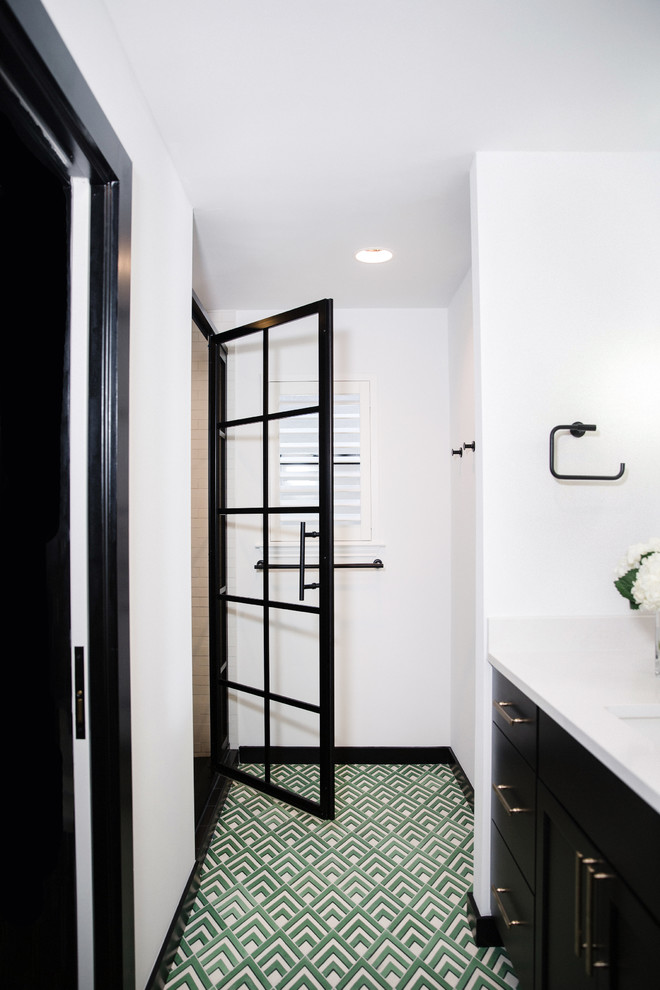 Стильный дизайн: ванная комната среднего размера в стиле неоклассика (современная классика) с фасадами в стиле шейкер, черными фасадами, душем в нише, черной плиткой, белыми стенами, полом из керамогранита, врезной раковиной, столешницей из кварцита, зеленым полом, душем с распашными дверями и белой столешницей - последний тренд
